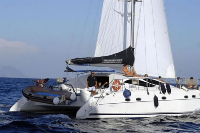  El catamarán en navegación.JPG 